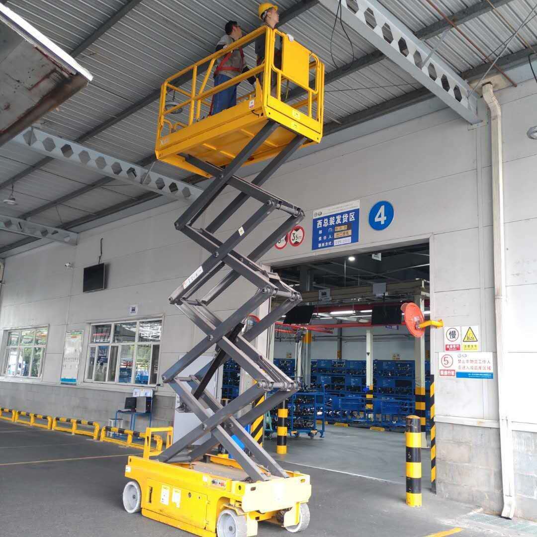 美的空調(diào)公司購(gòu)買自行剪叉式升降機(jī)用于工廠的檢修